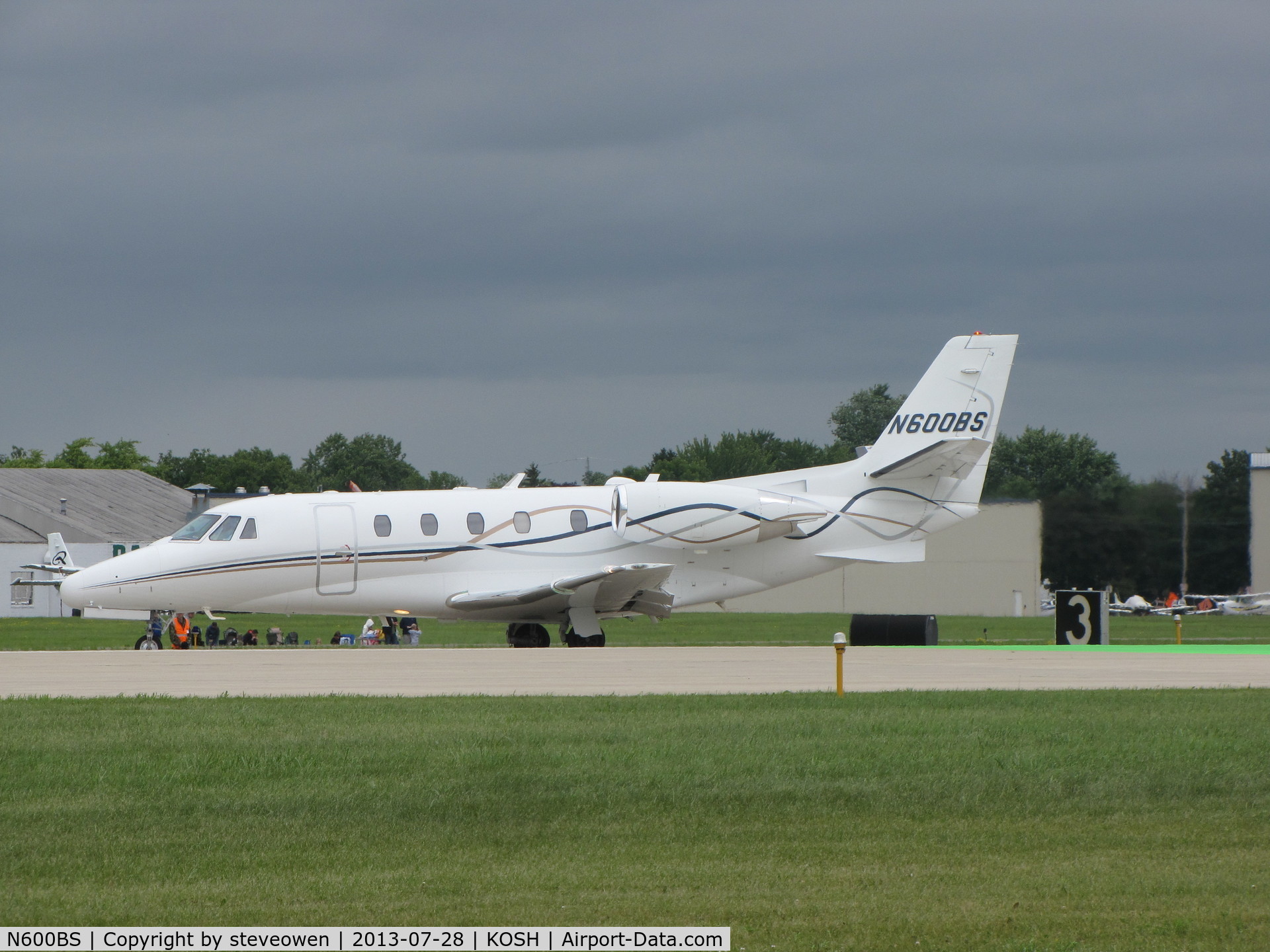 N600BS, 2001 Cessna 560XL Citation Excel C/N 560-5162, Landing at Oshkosh
