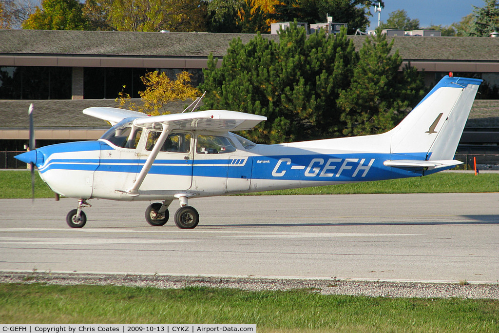 C-GEFH, 1975 Cessna 172M C/N 17265436, This nice Skyhawk was starting a rolling takeoff on runway 33. It was likely flying back west to its home in Woodstock, Ontario.