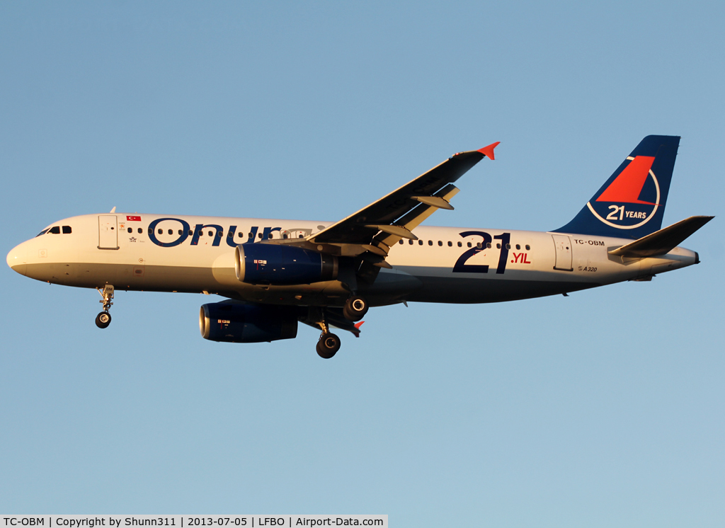 TC-OBM, 1997 Airbus A320-232 C/N 676, Landing rwy 32L with 21th anniversary patch...