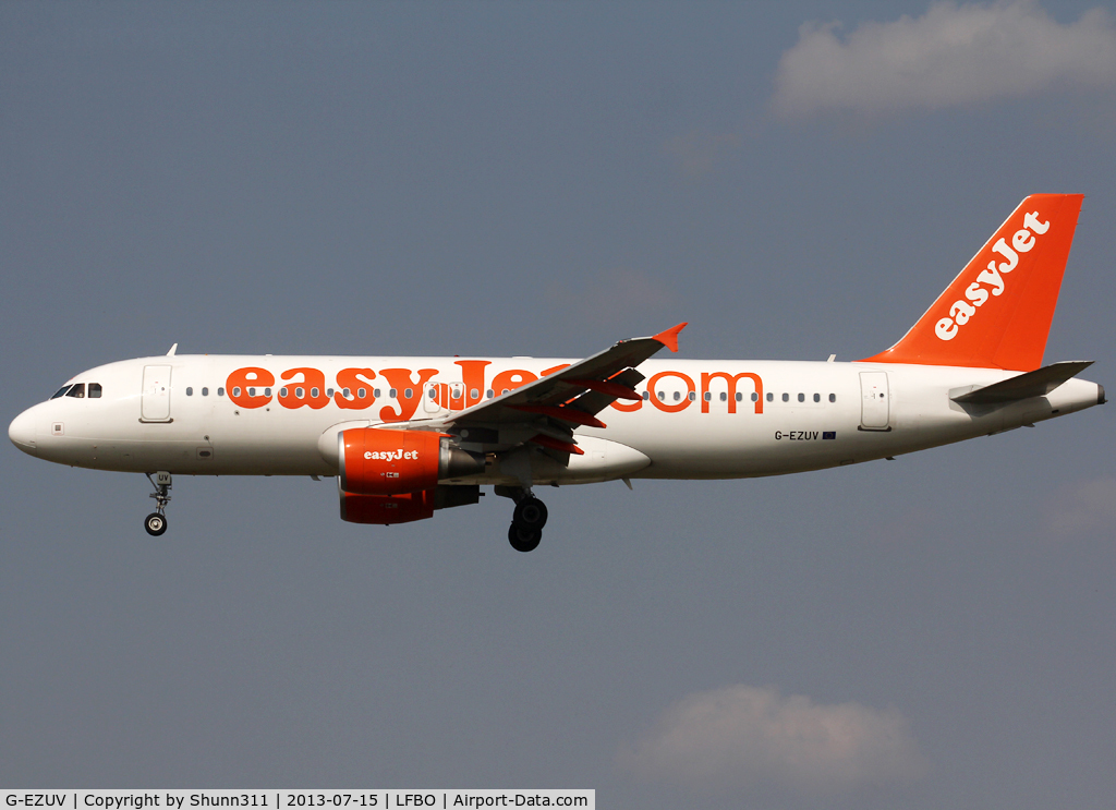 G-EZUV, 2012 Airbus A320-214 C/N 5111, Landing rwy 32L