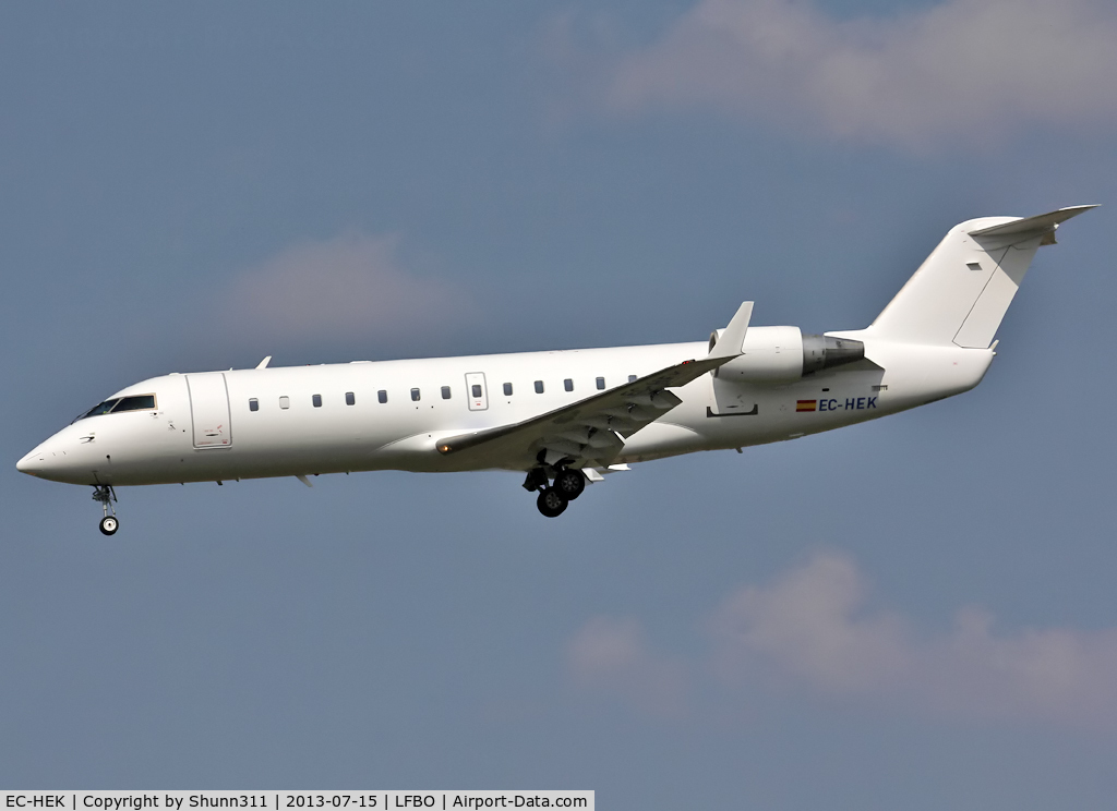EC-HEK, 1999 Canadair CRJ-200ER (CL-600-2B19) C/N 7320, Landing rwy 32L in all white c/s