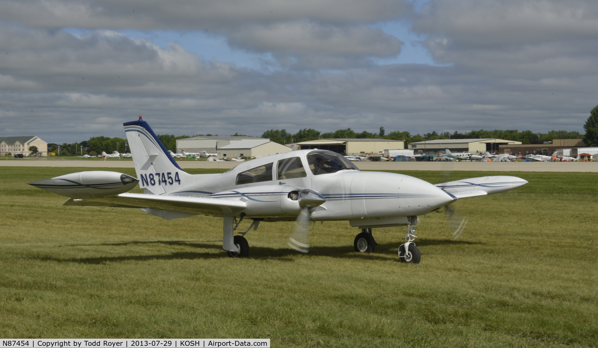 N87454, 1975 Cessna 310R C/N 310R0568, Airventure 2013