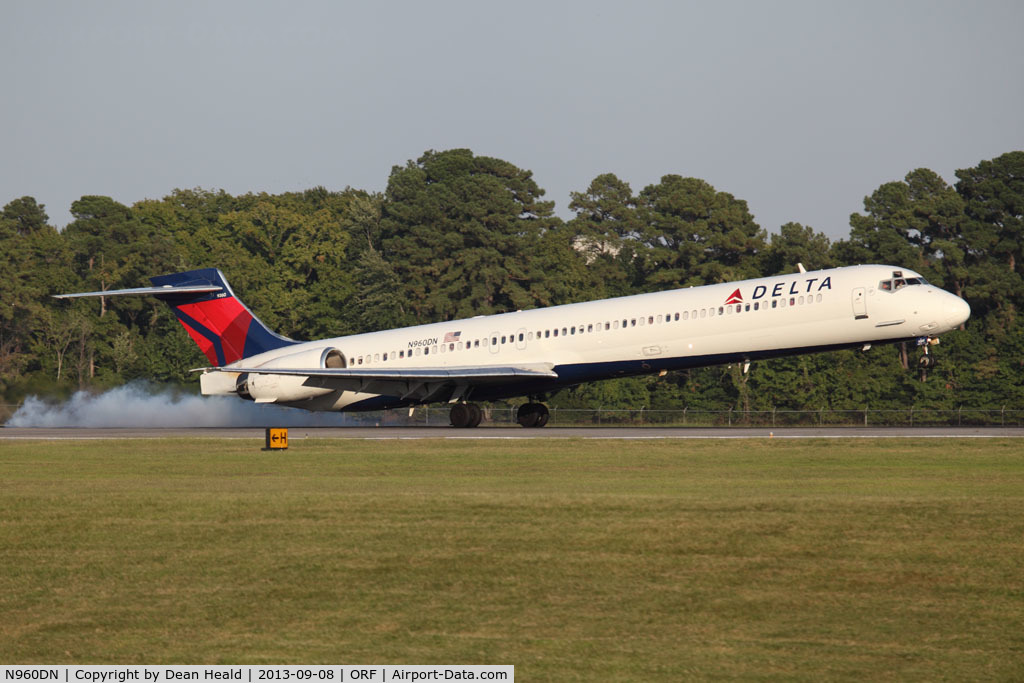 N960DN, 1998 McDonnell Douglas MD-90-30 C/N 53530, Delta Air Lines 1998 McDonnell Douglas MD-90-30 N960DN (FLT DAL409) from Hartsfield-Jackson Atlanta Int'l (KATL) landing RWY 23.
