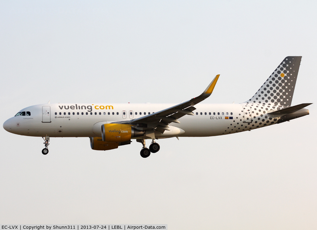 EC-LVX, 2013 Airbus A320-214 C/N 5673, Landing rwy 25R