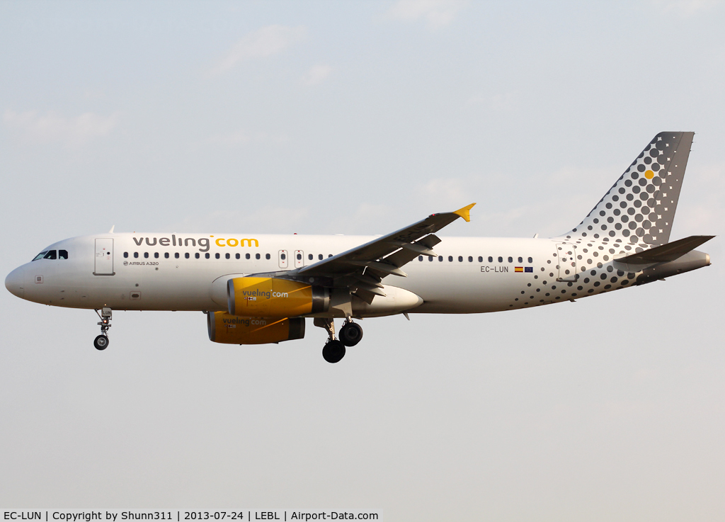 EC-LUN, 2013 Airbus A320-232 C/N 5479, Landing rwy 25R
