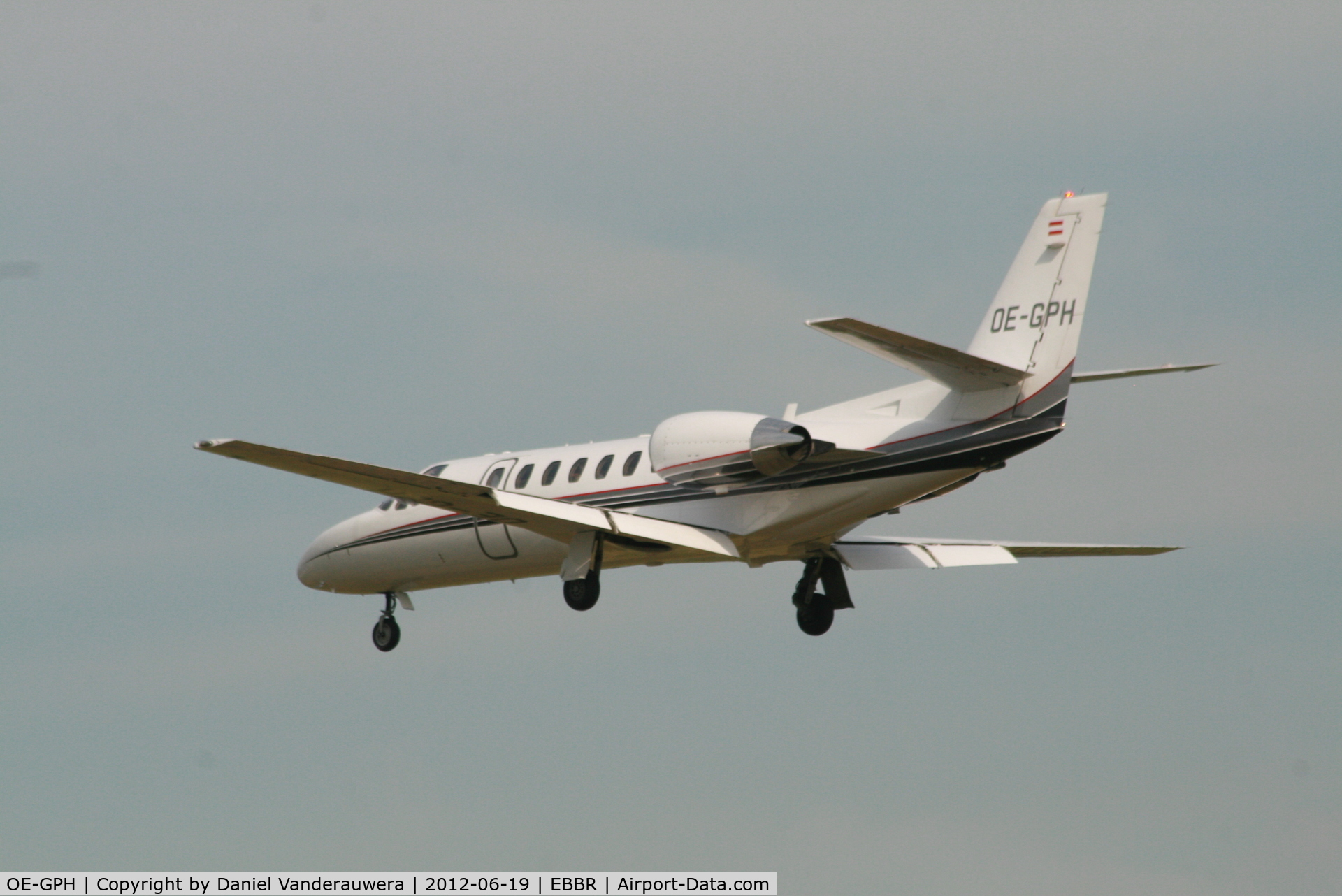 OE-GPH, 2001 Cessna 560 Citation Encore C/N 560-0590, Descending to RWY 25L