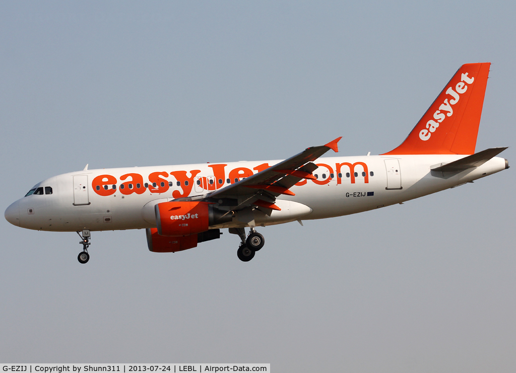 G-EZIJ, 2005 Airbus A319-111 C/N 2477, Landing rwy 25R without 'The web's favorite airlines' titles