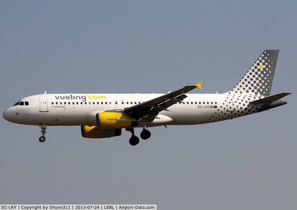 EC-LRY, 2002 Airbus A320-232 C/N 1862, Landing rwy 25R