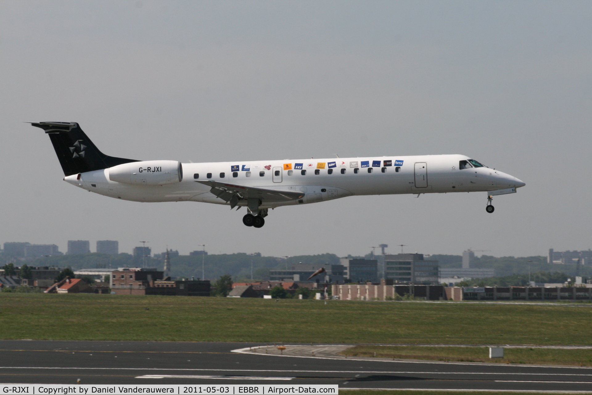 G-RJXI, 2001 Embraer EMB-145EP (ERJ-145EP) C/N 145454, Flight SN2190 is descending to RWY 02