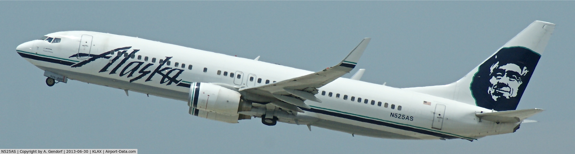 N525AS, 2009 Boeing 737-890 C/N 35692, Alaska Airlines, is departing Los Angeles Int´l(KLAX)