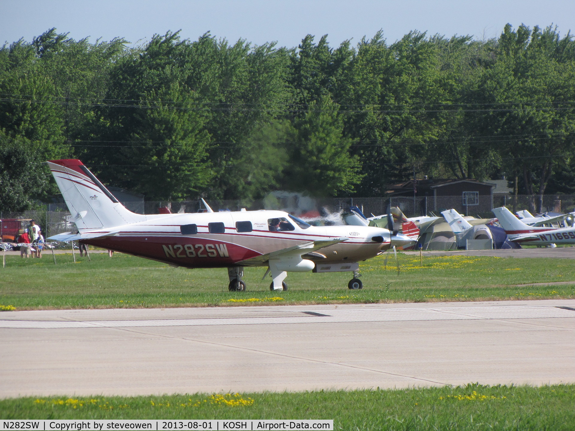 N282SW, 2001 Piper PA-46-500TP Meridian C/N 4697073, taxing at Oshkosh