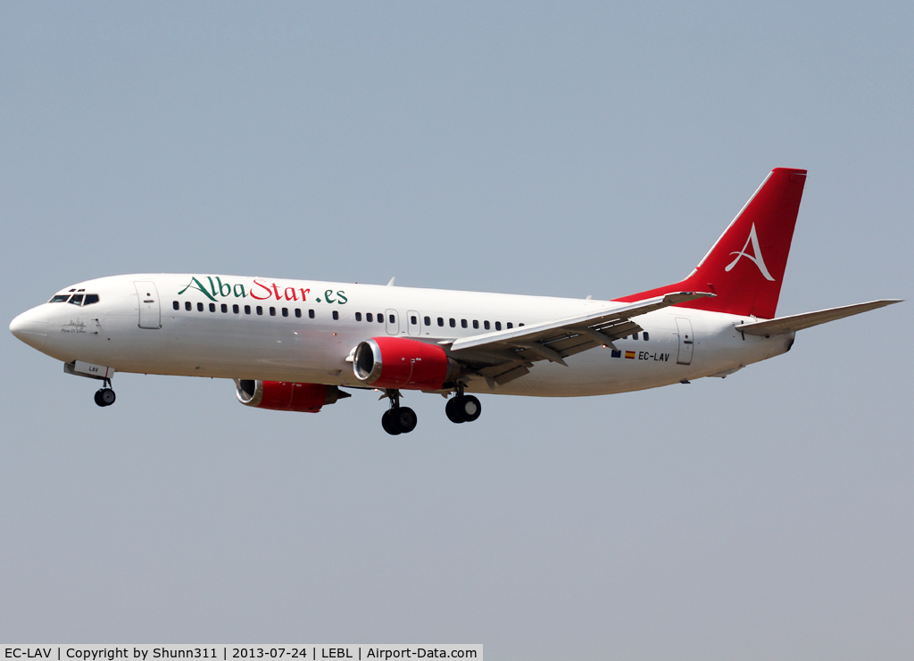 EC-LAV, 1989 Boeing 737-408 C/N 24352, Landing rwy 25R