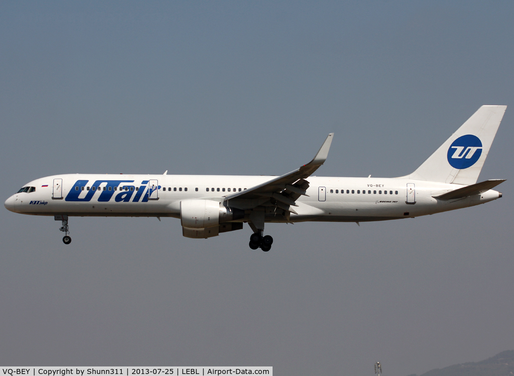 VQ-BEY, 2002 Boeing 757-2Q8 C/N 29382, Landing rwy 25R