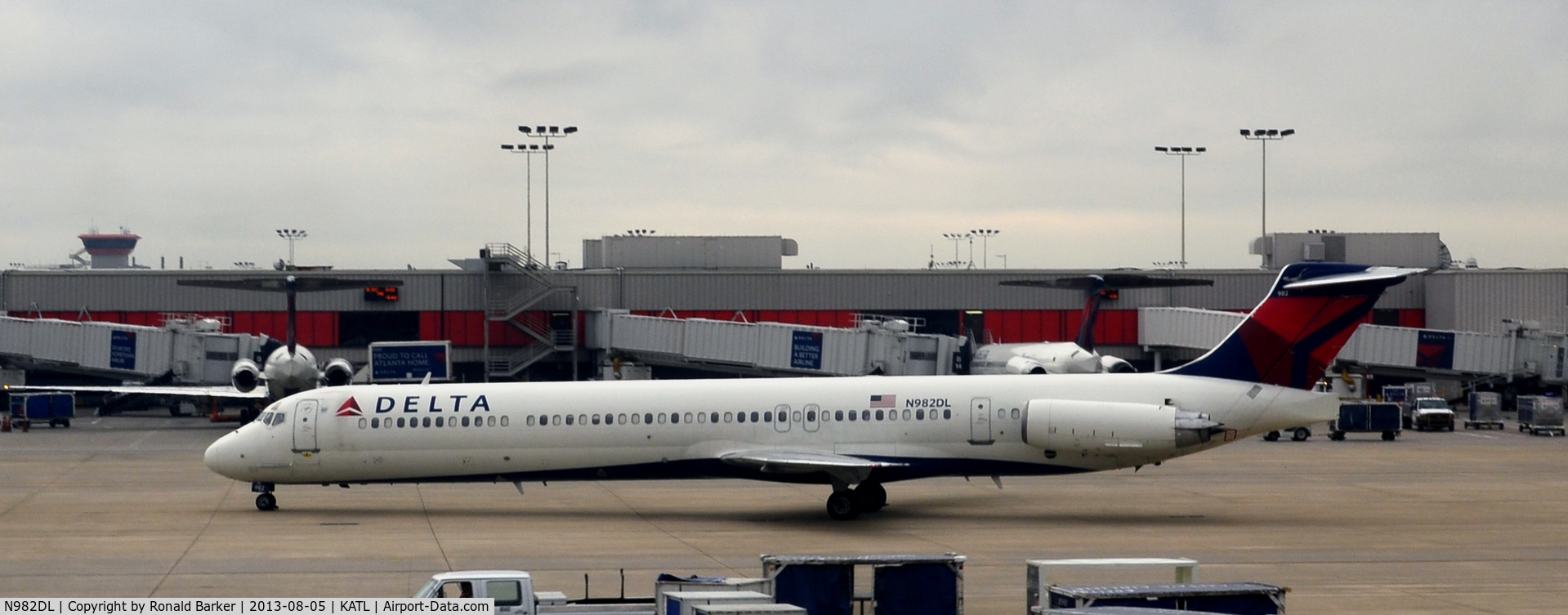 N982DL, 1991 McDonnell Douglas MD-88 C/N 53273, Taxi Atlanta