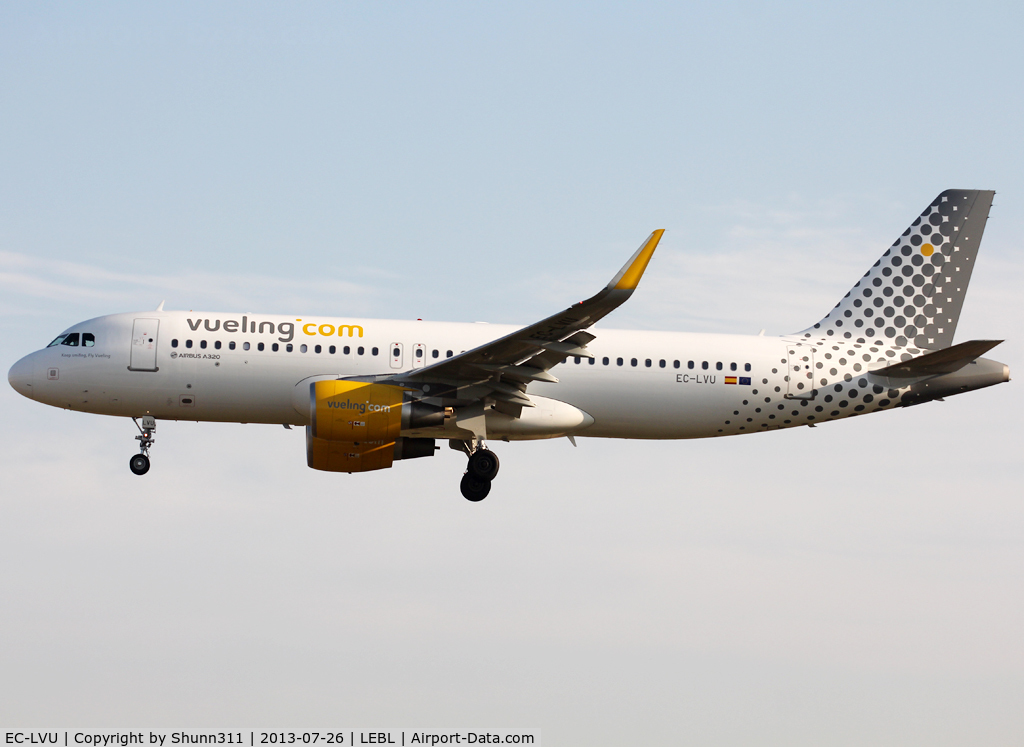 EC-LVU, 2013 Airbus A320-214 C/N 5616, Landing rwy 25R