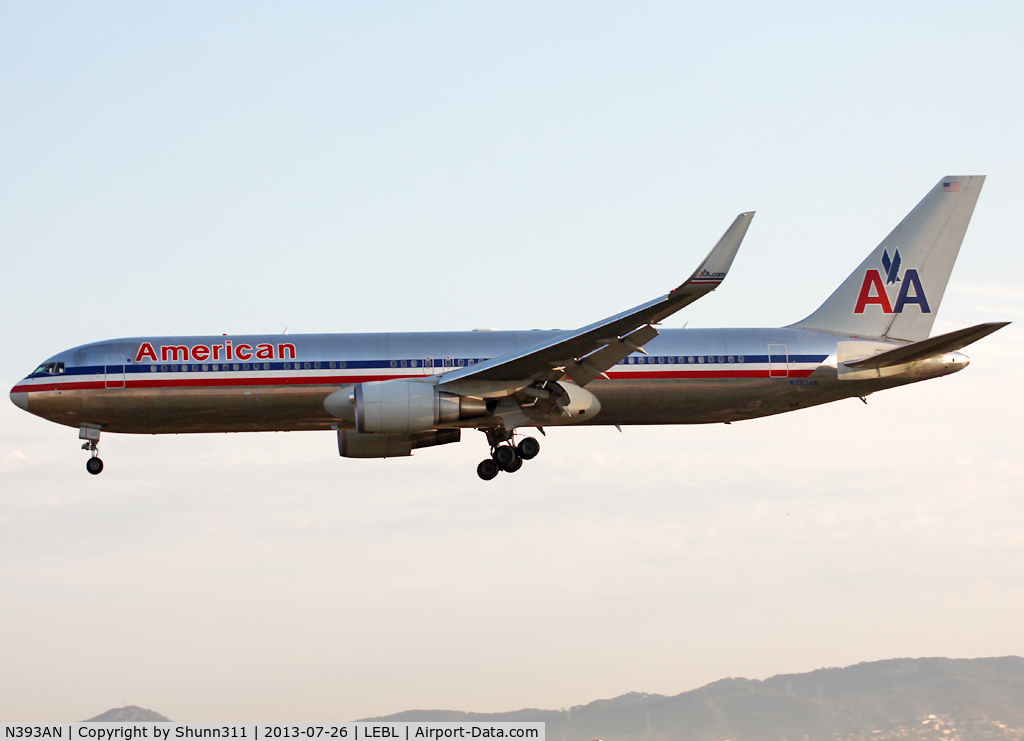 N393AN, 1998 Boeing 767-323 C/N 29430, Landing rwy 25R... now fitted with sharklets...