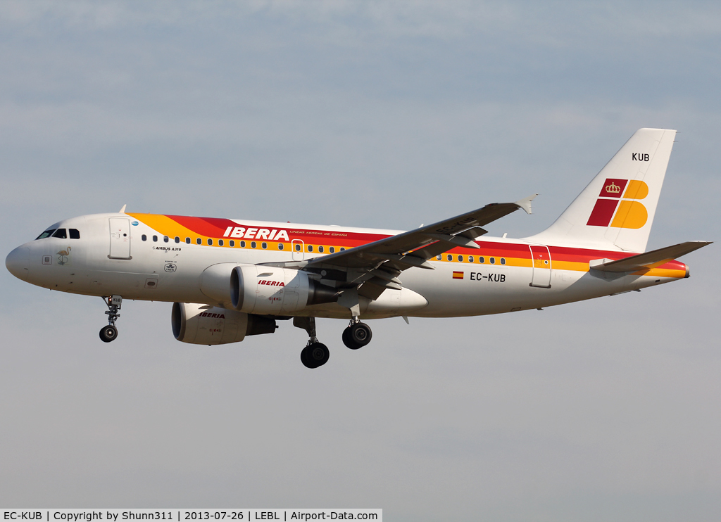 EC-KUB, 2008 Airbus A319-111 C/N 3651, Landing rwy 25R