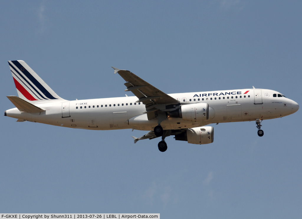 F-GKXE, 2002 Airbus A320-214 C/N 1879, Landing rwy 07L in modified new livery...