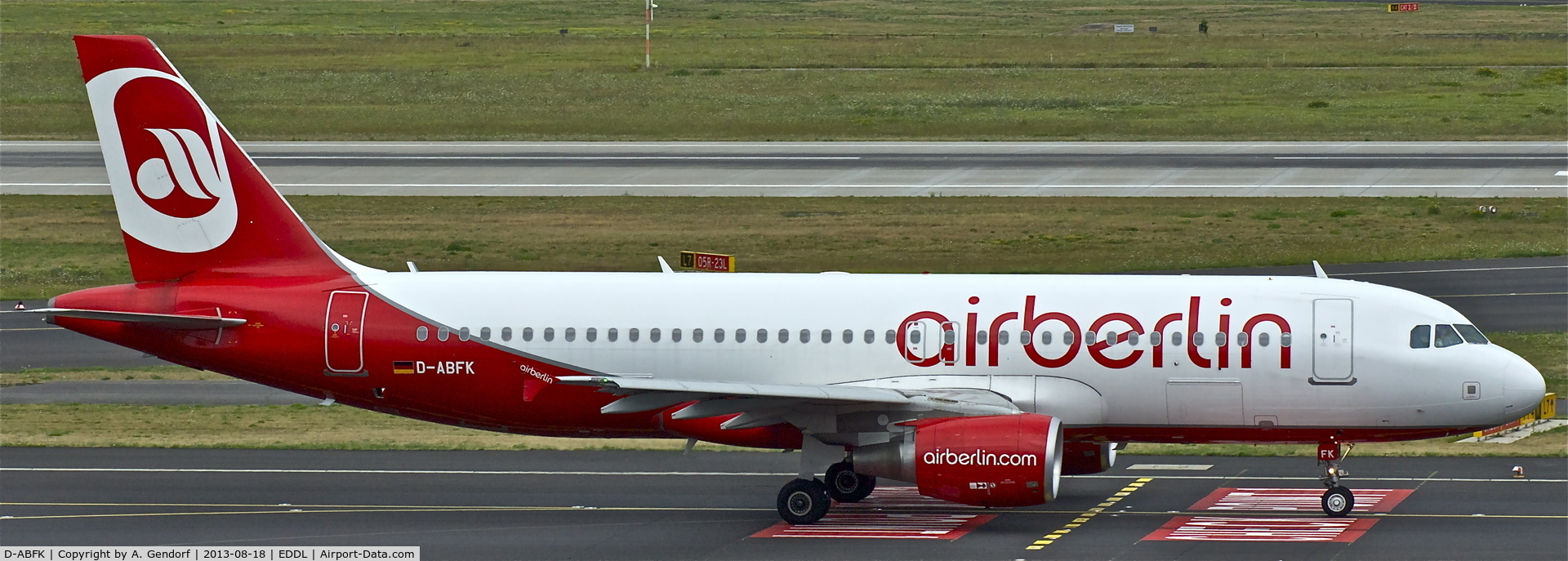 D-ABFK, 2010 Airbus A320-214 C/N 4433, Air Berlin, is taxiing at Düsseldorf Int´l(EDDL)
