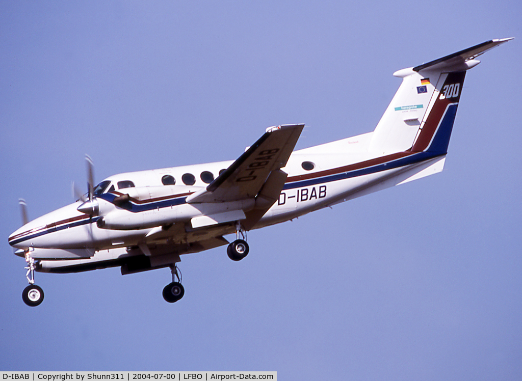 D-IBAB, 1990 Beech 300 C/N FA-225, Landing rwy 14R