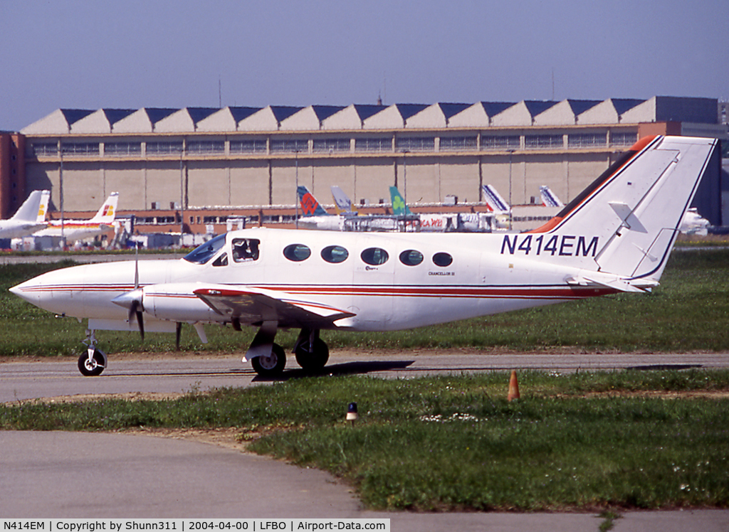 N414EM, Cessna 414A Chancellor C/N 414A0654, Taxiing for departure...