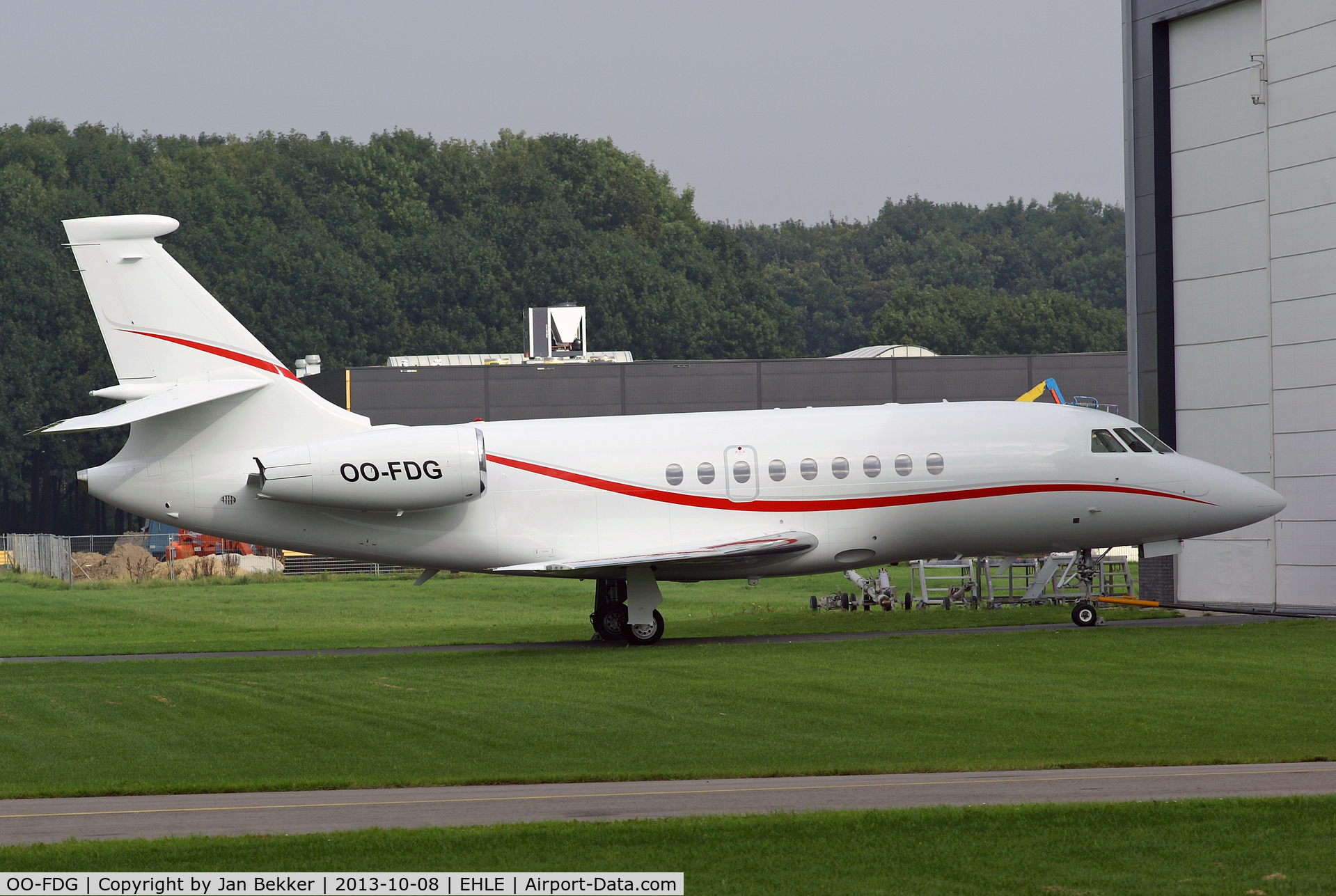 OO-FDG, 2006 Dassault Falcon 2000EX C/N 61, Lelystad Airport in front of QAPS (for a repaint?) c/n 061