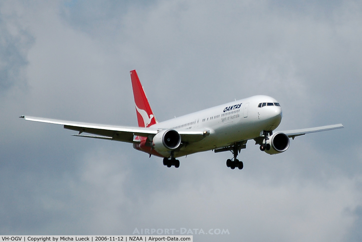 VH-OGV, 2000 Boeing 767-338 C/N 30186, At Auckland
