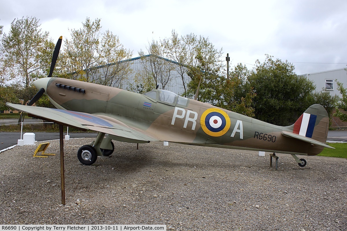 R6690, Supermarine Spitfire Replica C/N BAPC.254, Replica Spitfire at Yorkshire Air Museum