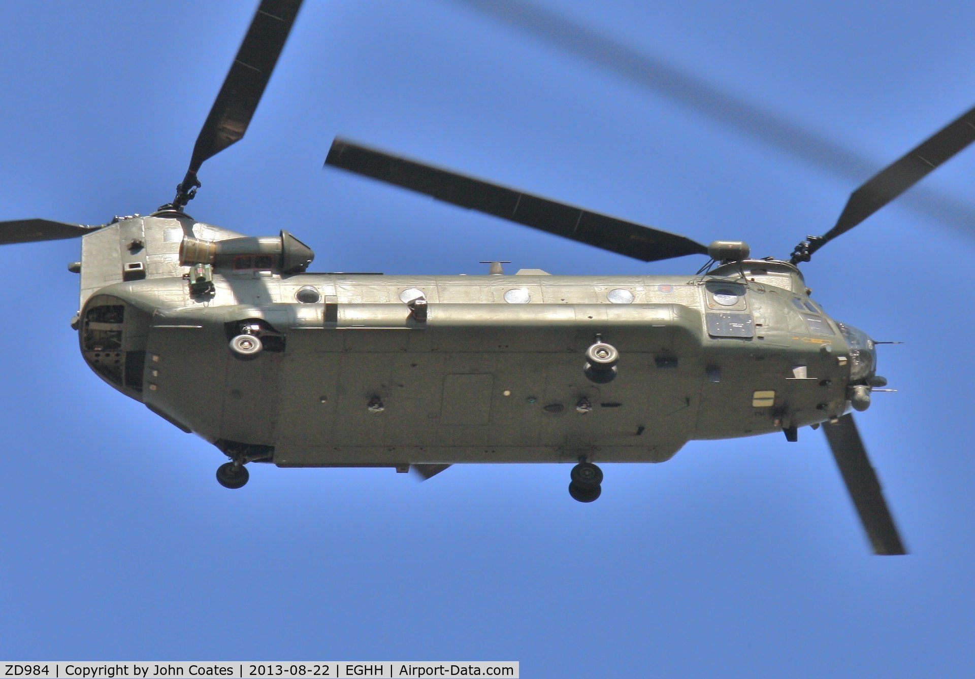 ZD984, Boeing Vertol Chinook HC.4 C/N MA041/M7015, Low approach during training.