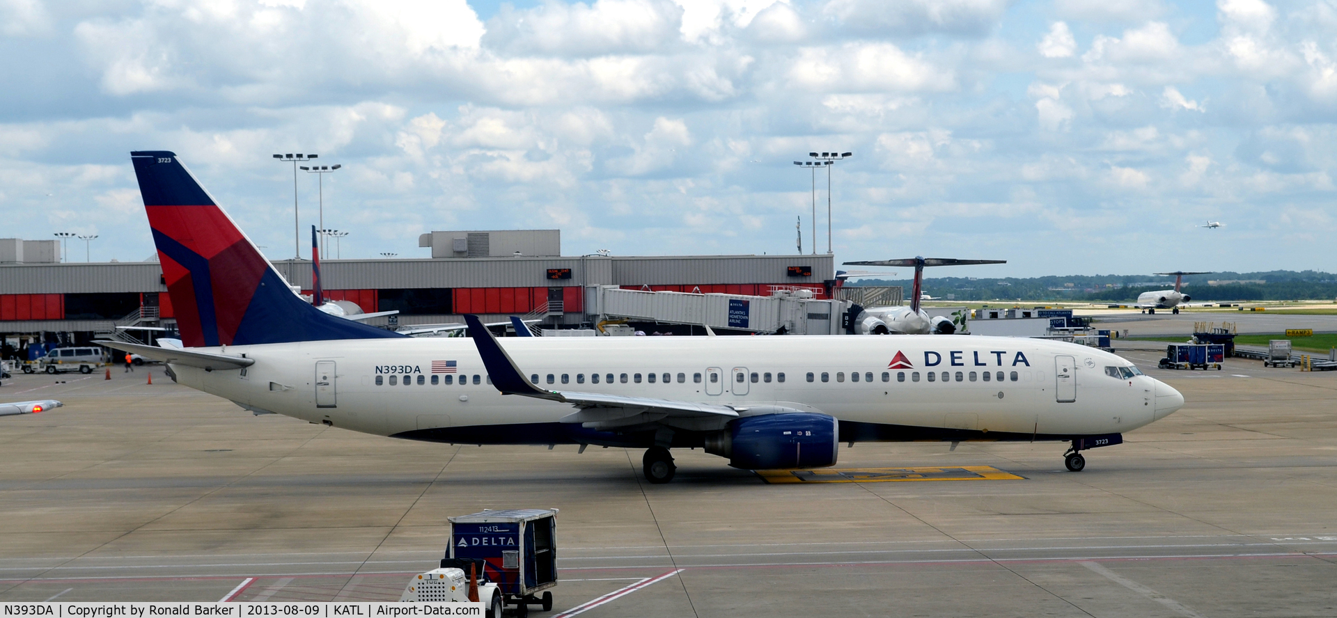 N393DA, 2000 Boeing 737-832 C/N 30377, Taxi Atlanta