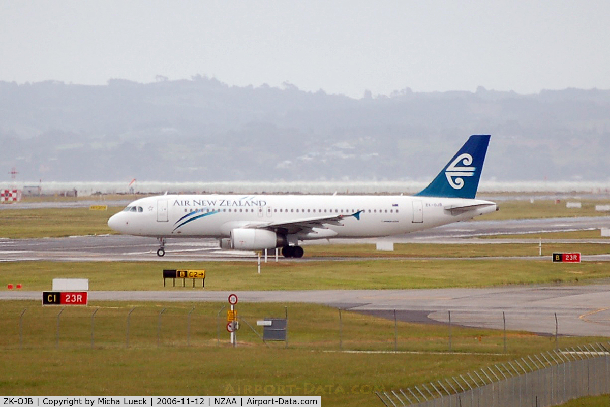 ZK-OJB, 2003 Airbus A320-232 C/N 2090, At Auckland