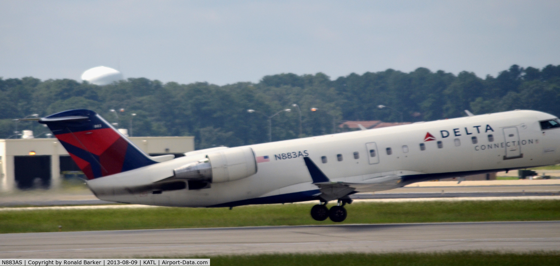 N883AS, 2001 Bombardier CRJ-200ER (CL-600-2B19) C/N 7504, Takeoff Atlanta