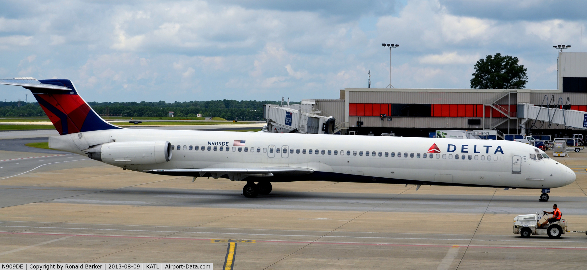 N909DE, 1992 McDonnell Douglas MD-88 C/N 53418, Taxi to park Atlanta
