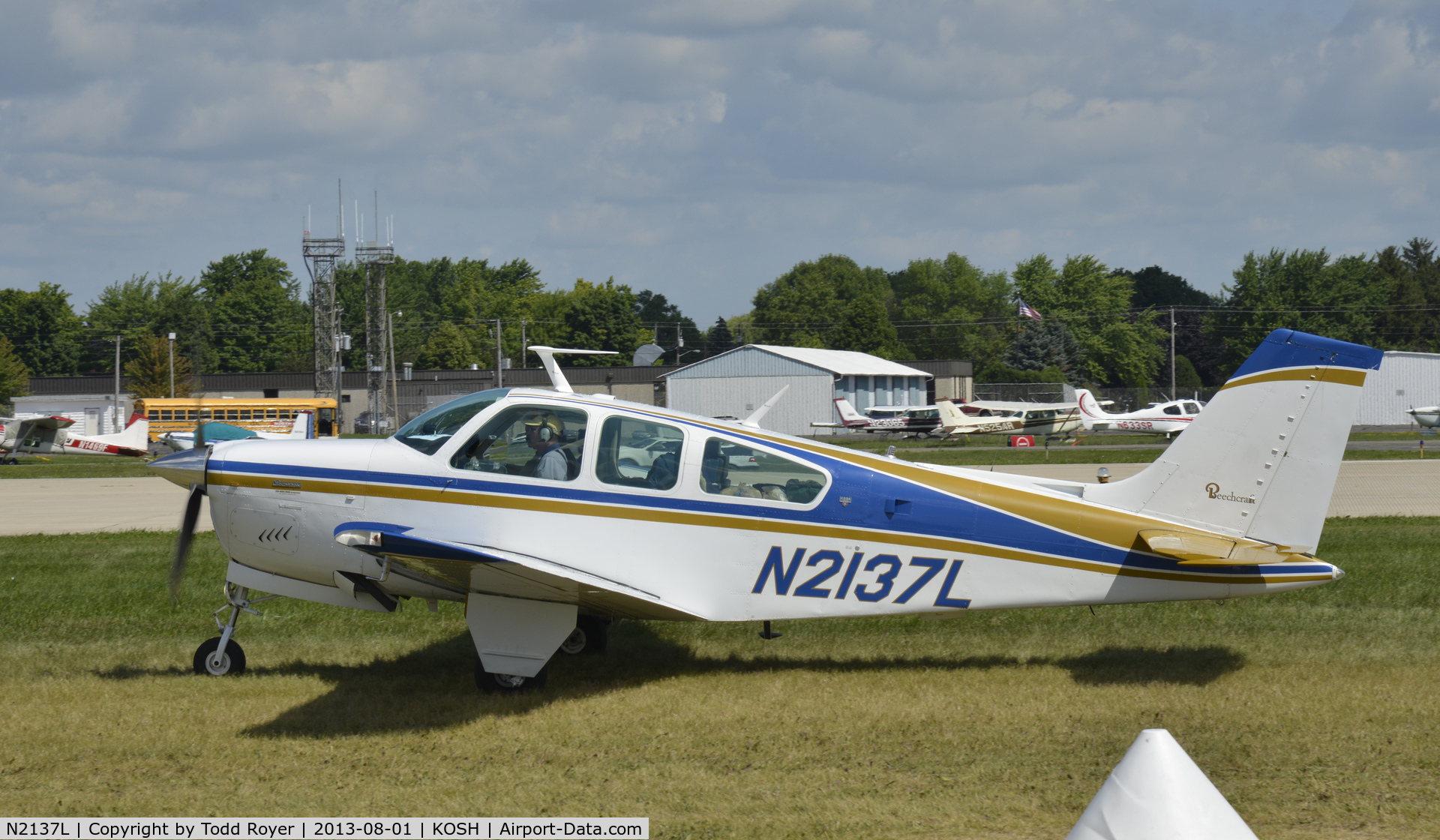 N2137L, 1976 Beech F33A Bonanza C/N CE-662, Airventure 2013