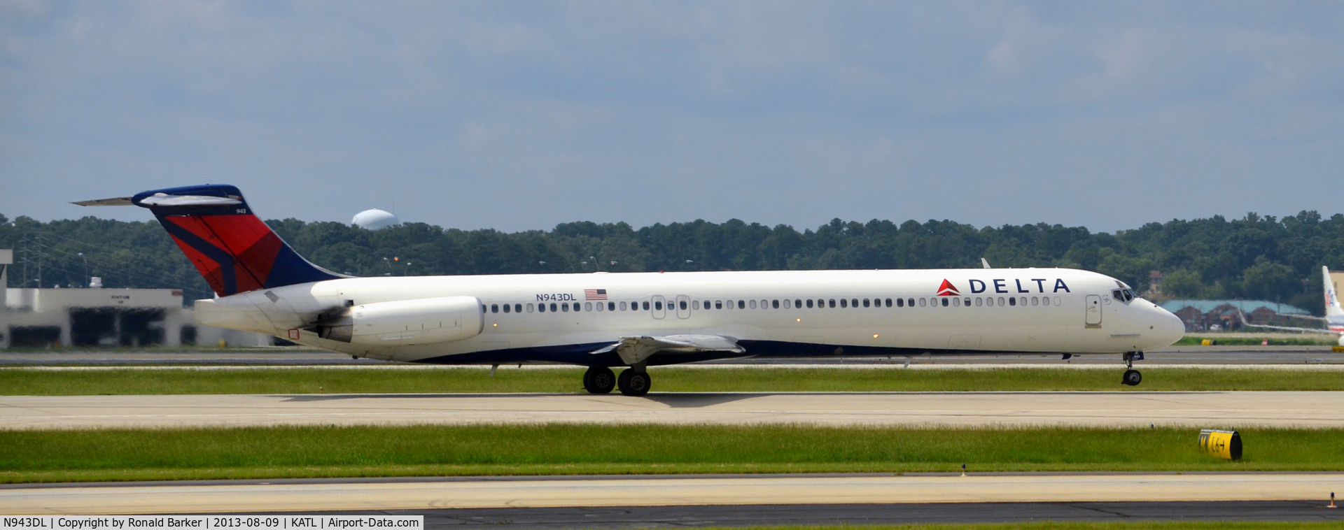 N943DL, 1989 McDonnell Douglas MD-88 C/N 49816, Nose wheel liftoff Atlanta