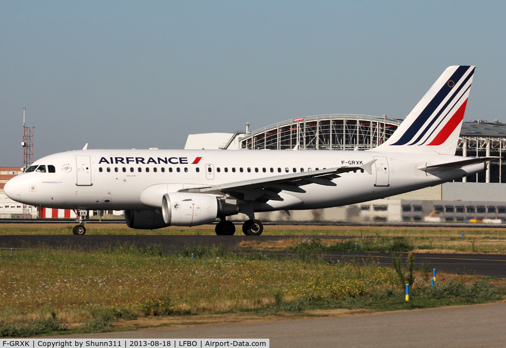 F-GRXK, 2006 Airbus A319-115LR C/N 2716, Taxiing holding point rwy 32R in modified new c/s