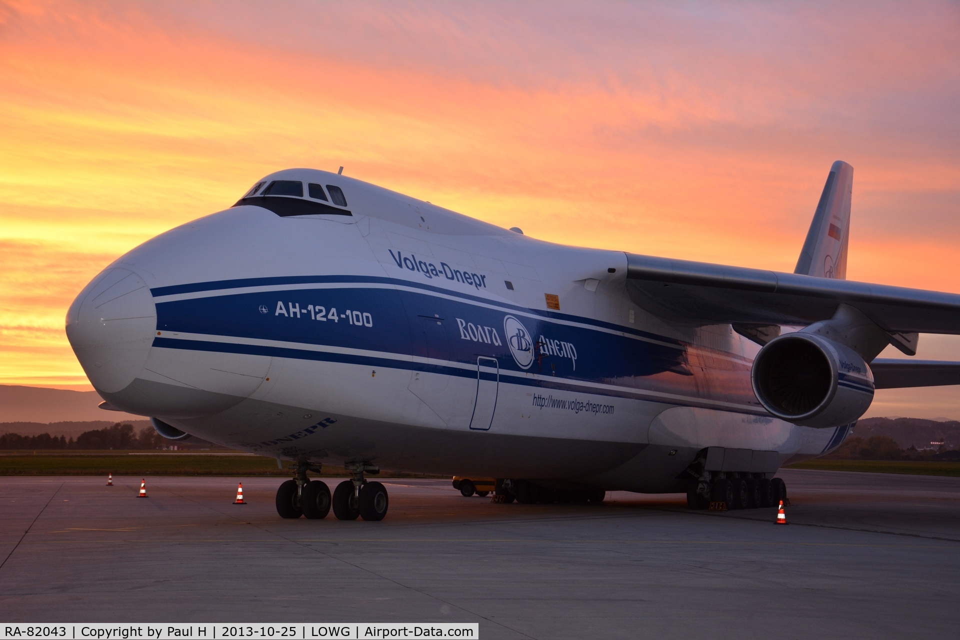 RA-82043, 1990 Antonov An-124-100 Ruslan C/N 9773054155101/0607, An-124 in the beautiful sunset at LOWG