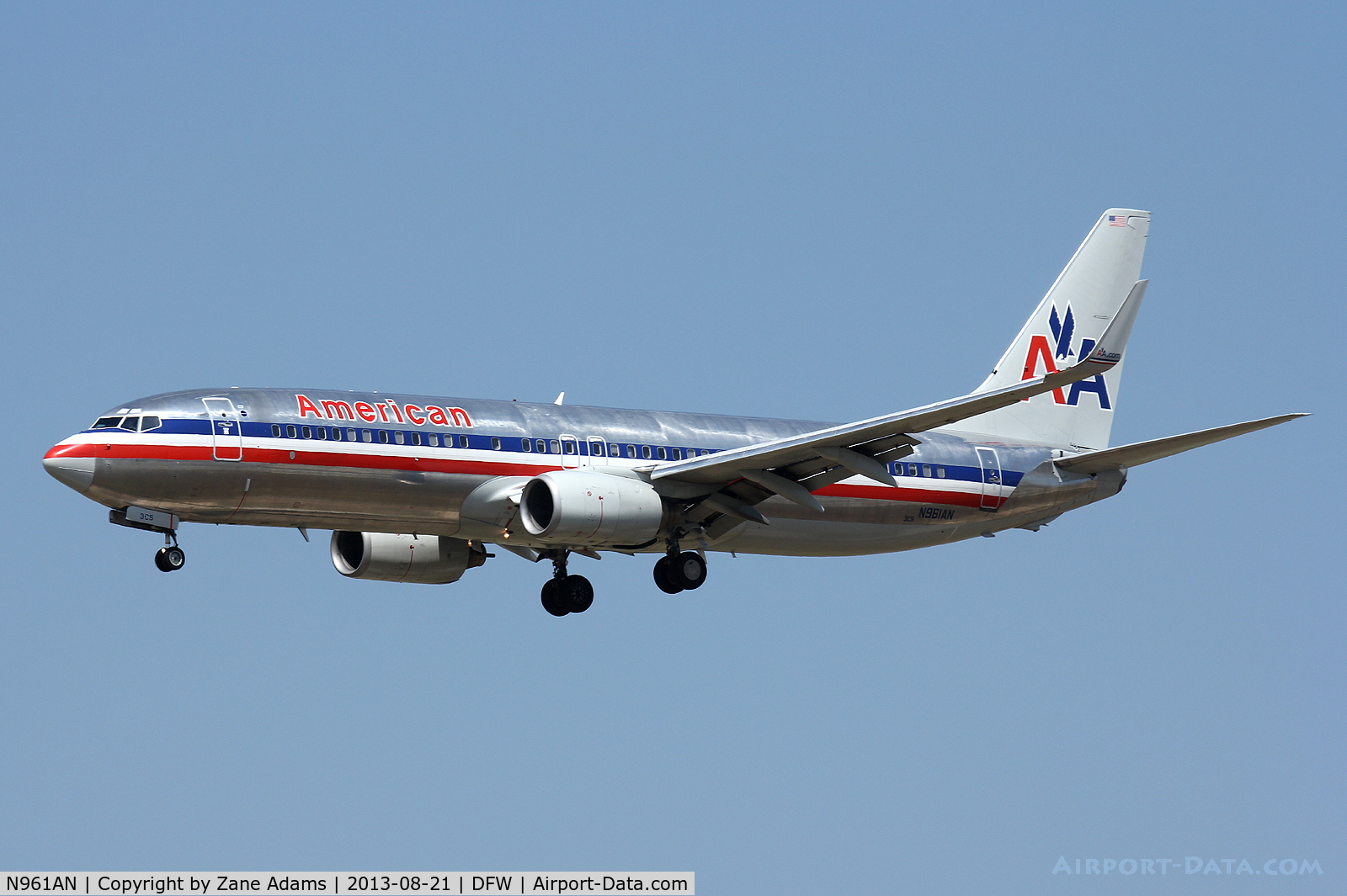 N961AN, 2001 Boeing 737-823 C/N 30092, Landing at DFW Airport