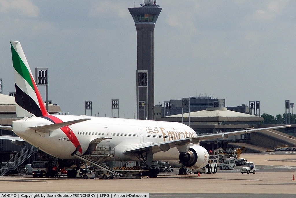 A6-EMO, 2000 Boeing 777-31H C/N 28680, Emirates at CDG T1