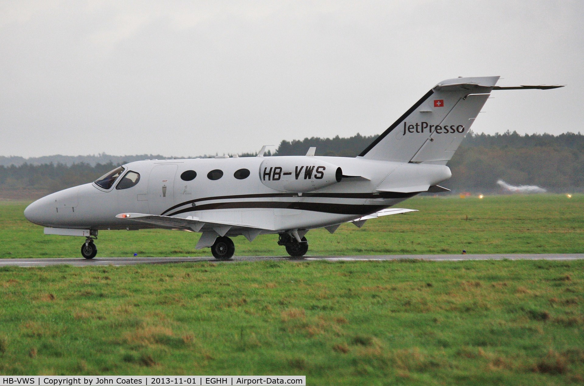 HB-VWS, 2008 Cessna 510 Citation Mustang Citation Mustang C/N 510-0067, Taxiing to Signatures on a grey wet day