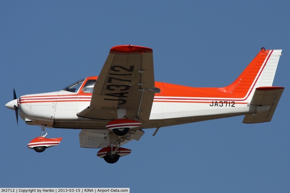 JA3712, 1974 Piper PA-28-151 Cherokee Warrior C/N 28-7415113, Approaching RWY 34.