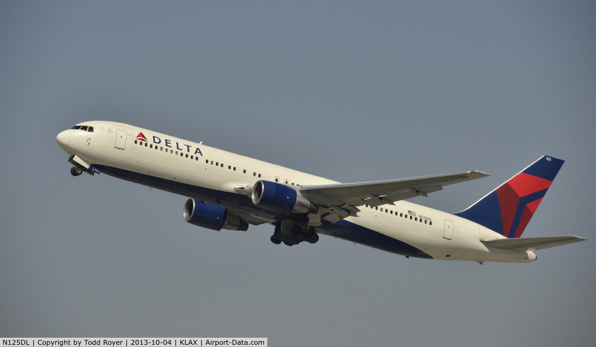 N125DL, 1988 Boeing 767-332 C/N 24075, Departing LAX