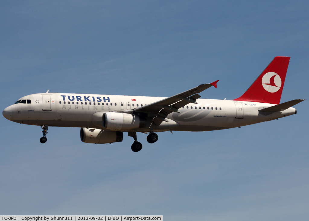 TC-JPD, 2006 Airbus A320-232 C/N 2934, Landing rwy 32L with additional small 'Expo 2020' sticker near first door...