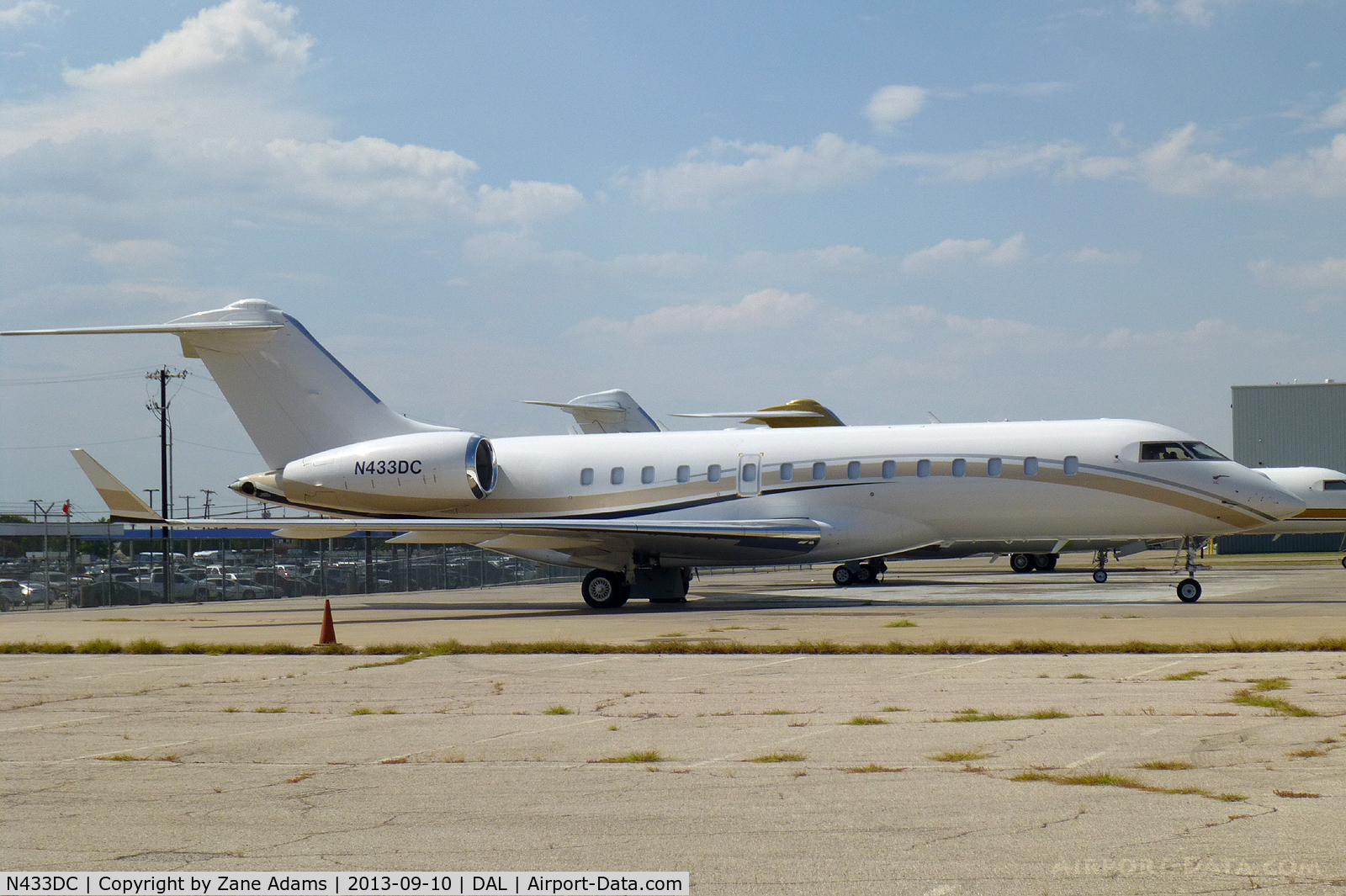 N433DC, 2006 Bombardier Challenger 300 (BD-100-1A10) C/N 20133, At Dallas Love Field