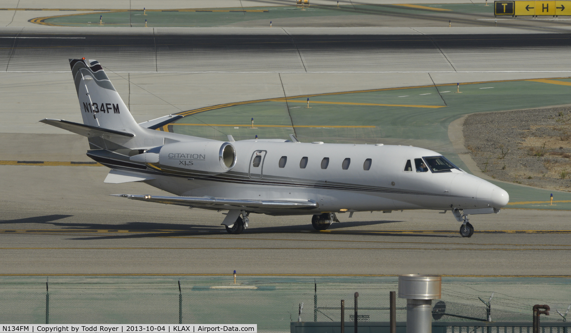N134FM, 2005 Cessna 560 Citation XLS C/N 560-5604, Taxiing to parking at LAX