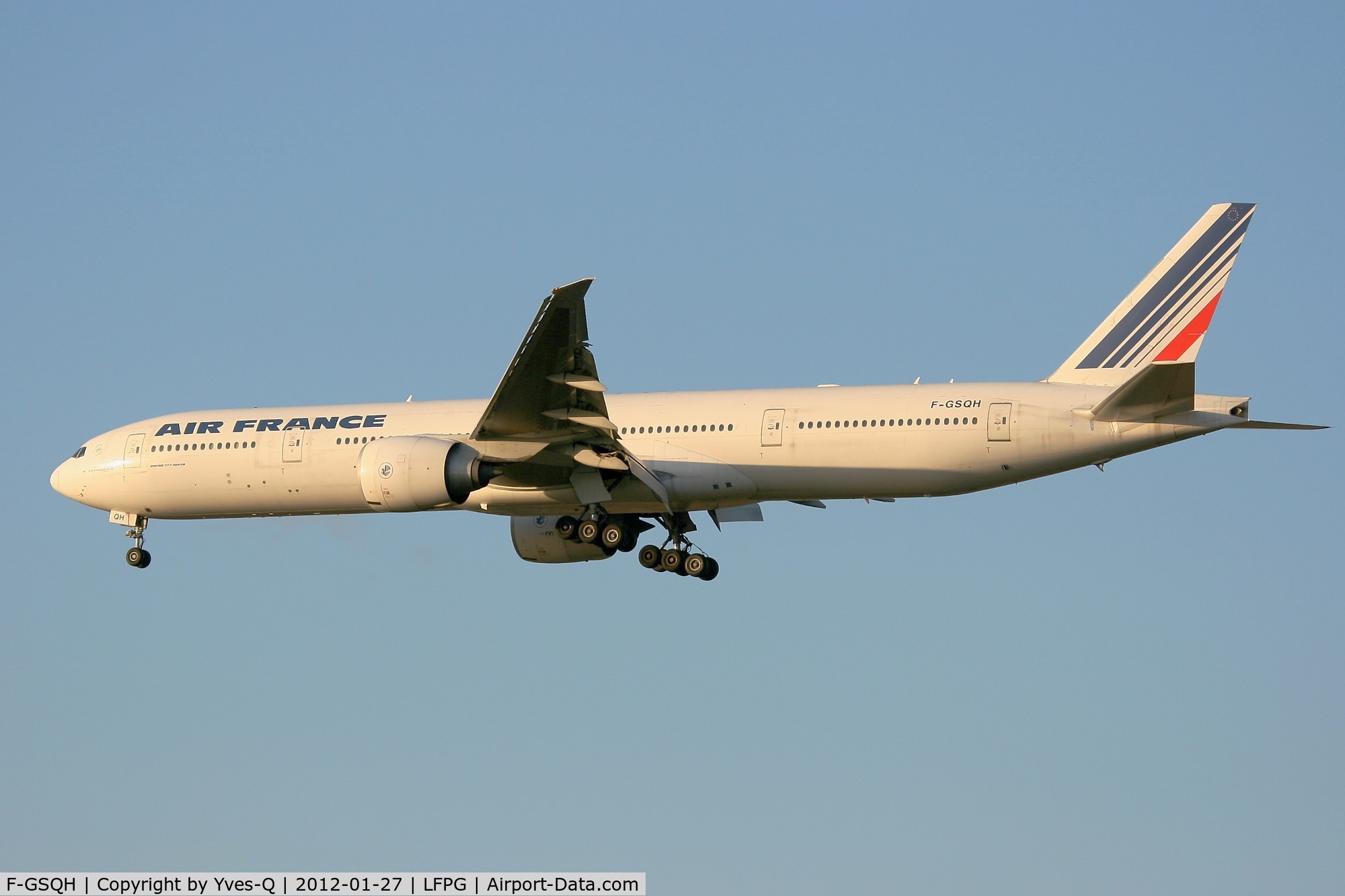 F-GSQH, 2005 Boeing 777-328/ER C/N 32711, Boing 777-328ER, Short Approach Rwy 26L, Roissy Charles De Gaulle Airport (LFPG-CDG)