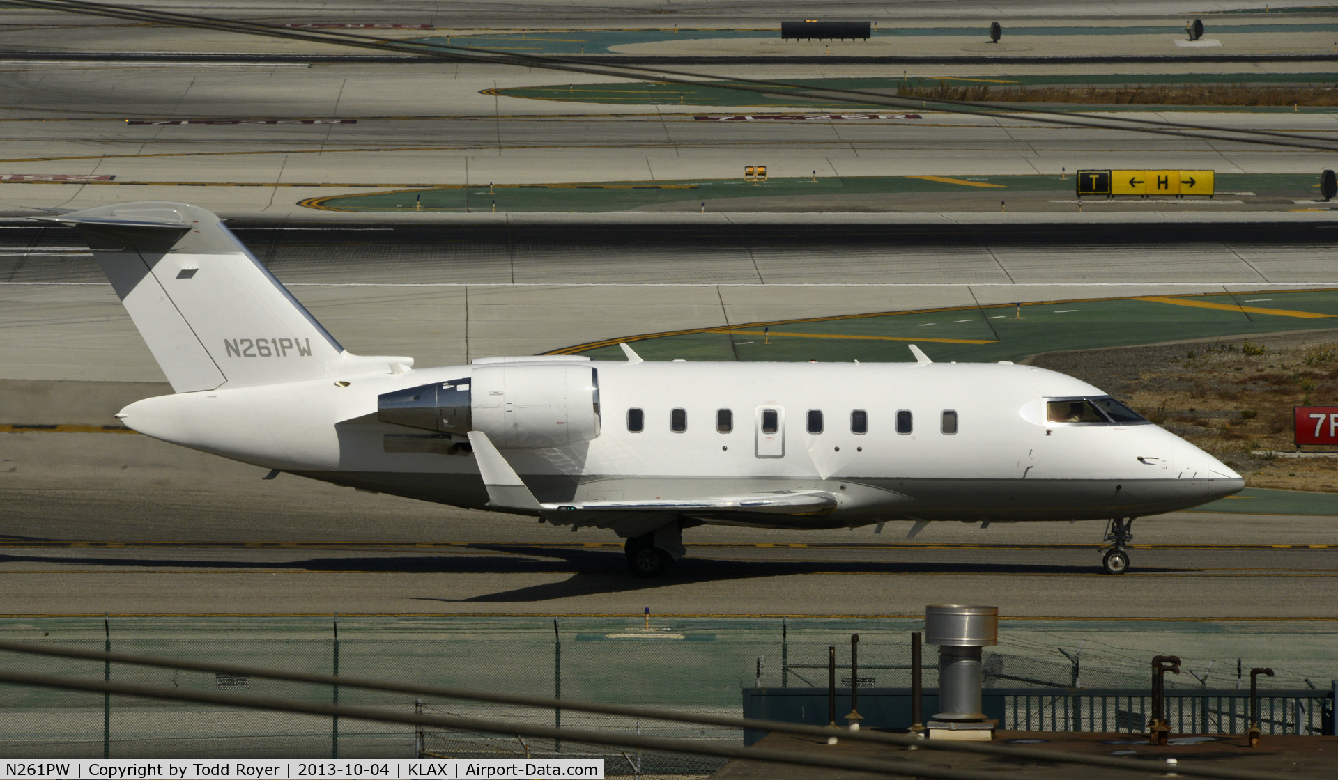 N261PW, Canadair Challenger 605 (CL-600-2B16) C/N 5858, Taxiing to parking at LAX