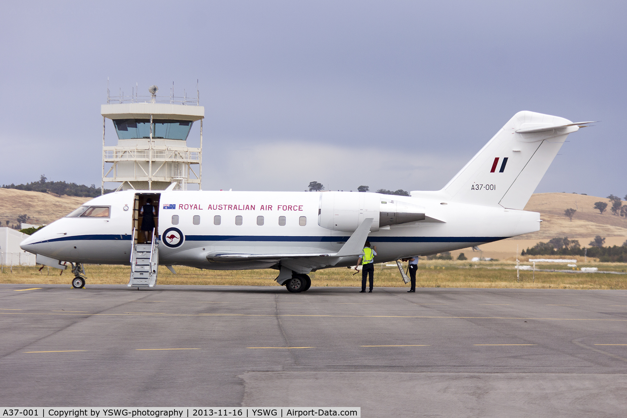 A37-001, 2001 Bombardier Challenger 604 (CL-600-2B16) C/N 5521, RAAF (A37-001) Bombardier CL-600-2B16 Challenger 604 on the tarmac at Wagga Wagga Airport.