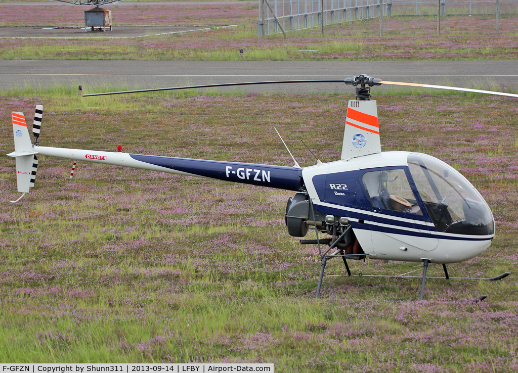 F-GFZN, Robinson R22 Beta C/N 1004, Parked at the Airclub...