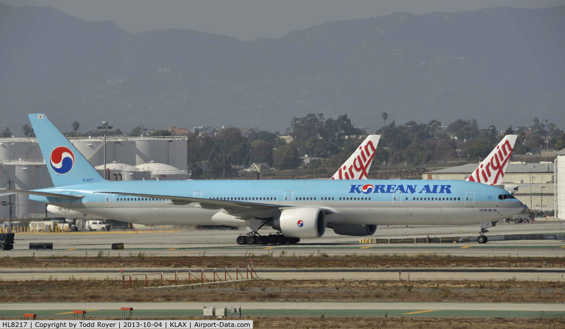HL8217, 2011 Boeing 777-3B5/ER C/N 37648, Taxiing to parking at LAX